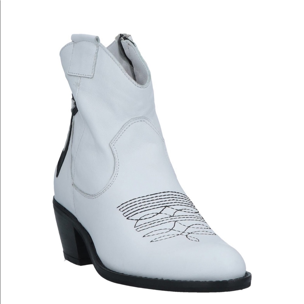 Ankle Boot - Picture 2 of 4